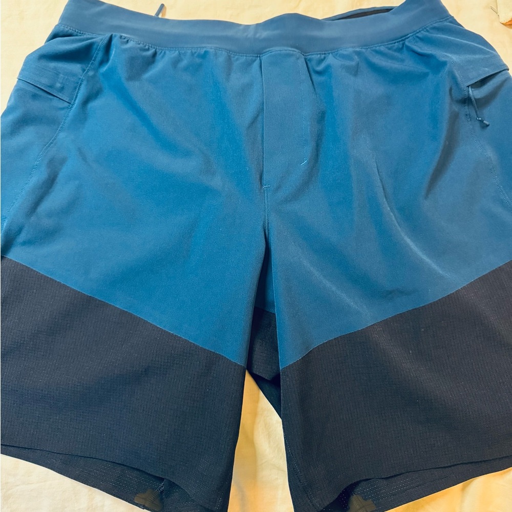 Men’s Lululemon athletic short with mesh lining